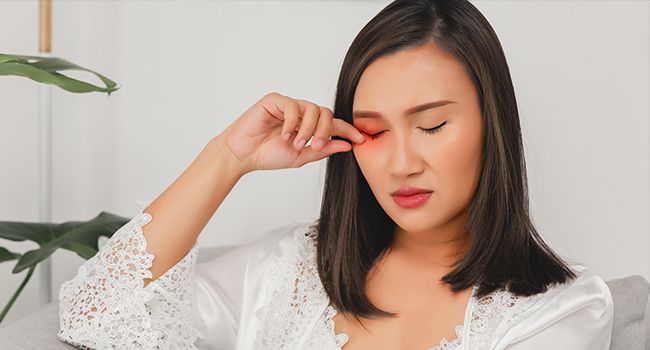 What should you do if you have a swollen eyelid?